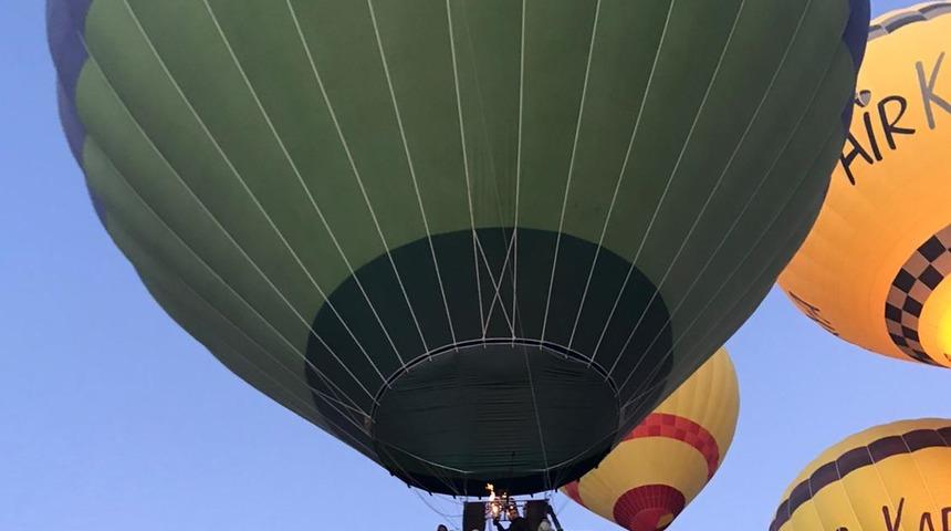 Kapadokya'da balonlar T&uuml;rk bayrakları ve Atat&uuml;rk posterleriyle u&ccedil;tu