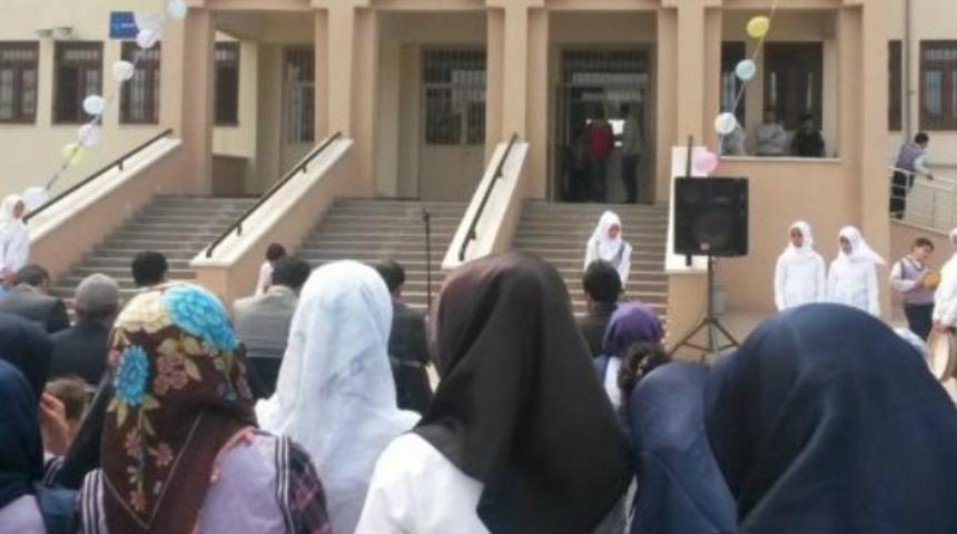 İmam hatip müdür yardımcısından öğrenciye: Önce başını ört sonra soru sor