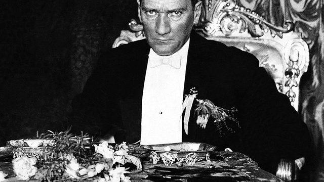 Ünlülerden 29 Ekim Cumhuriyet Bayramı mesajları