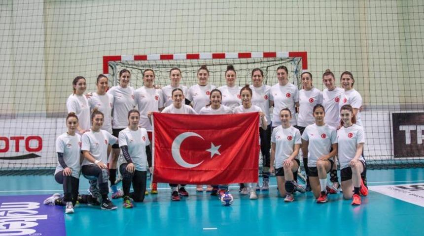 A Milli Kadın Hentbol Takımı, Cumhuriyet Bayramı'nı kutladı