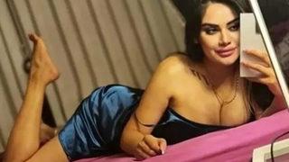 Naz Mila önce göğsünü sonra takılan paraları paylaştı!