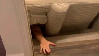 Sakarlığı başına bela oldu! Kanepenin altına sıkışan kadın 3 saat boyunca yardım bekledi