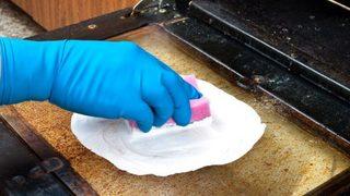 En inatçı kirleri bile siler atar! Fırın temizliği için ihtiyacınız olan tek malzeme