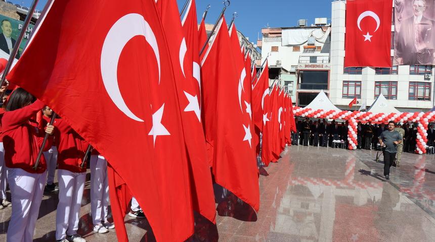 Gaziantep ve &ccedil;evre illerinde 29 Ekim Cumhuriyet Bayramı t&ouml;renlerle kutlandı