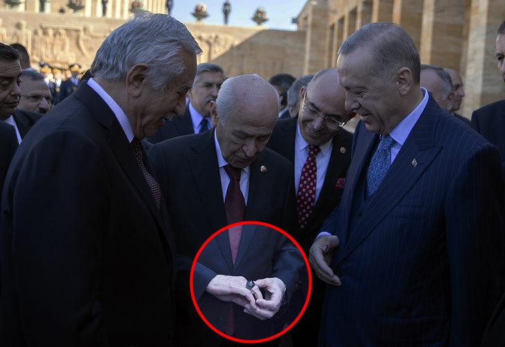 Anıtkabir ziyaretinde Bahçeli'nin yüzüğü ilgi odağı haline geldi! Cumhurbaşkanı Erdoğan'ın da dikkatini çekti