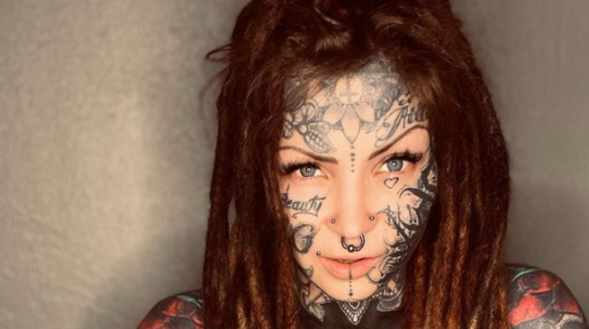 Ağsız pantolonunu giyip cesur pozlarını paylaştı! Sosyal medyada gündem oldu