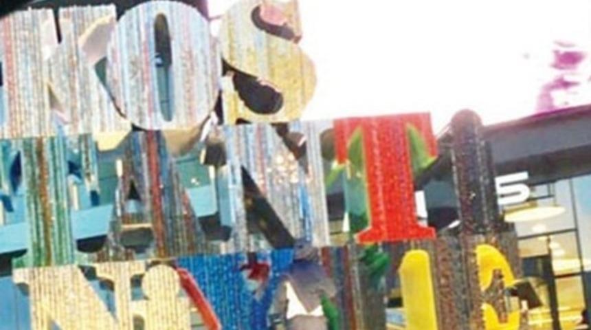 İstanbul Ataköy'deki A Plus AVM'ye 'heykel tepkisi'