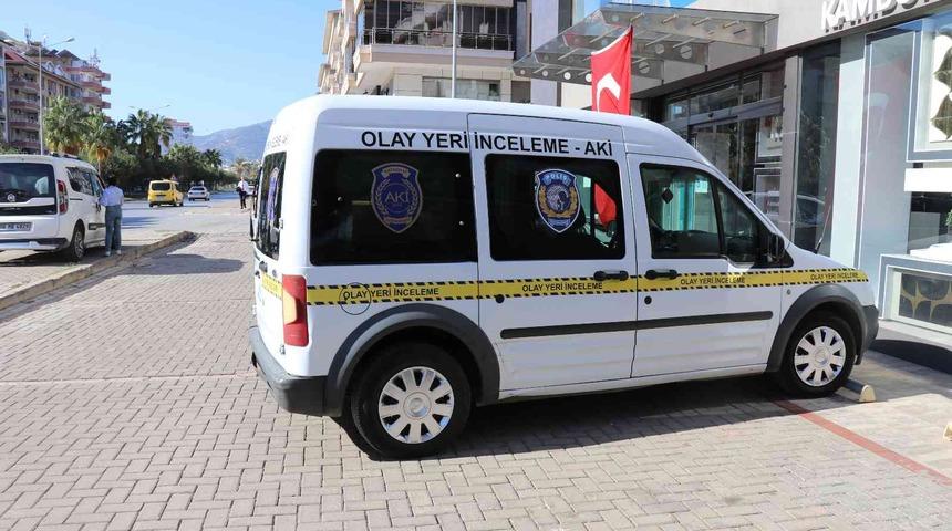 Emekli &ouml;ğretmen yalnız yaşadığı dairede &ouml;l&uuml; bulundu