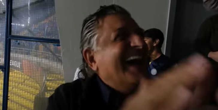 'Mahalle takımı bu golleri yemez!' dedi, maç sonunda dans şov yaptı! Teknik Direktör Yılmaz Vural, Fenerbahçe - Rennes maçında hop oturdu hop kalktı... G5