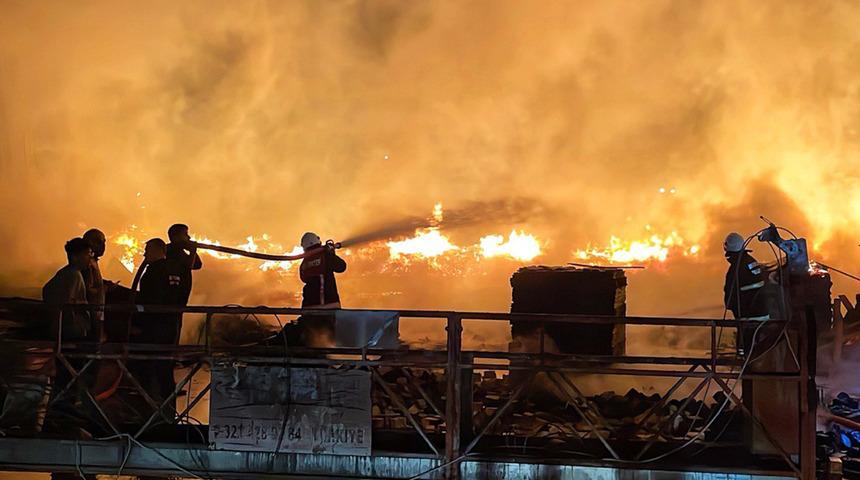 Mersin'de palet fabrikasında yangın çıktı! Ekiplerin müdahalesiyle yangın kontrol altına alındı