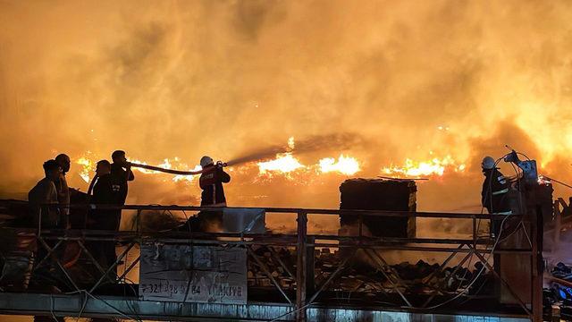 Mersin'de palet fabrikasında yangın çıktı! Ekiplerin müdahalesiyle yangın kontrol altına alındı