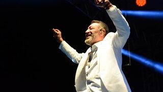 Ünlü sanatçı Hakan Altun sahneden seslendi: 'Hayali düğün yapıyoruz bu gece'