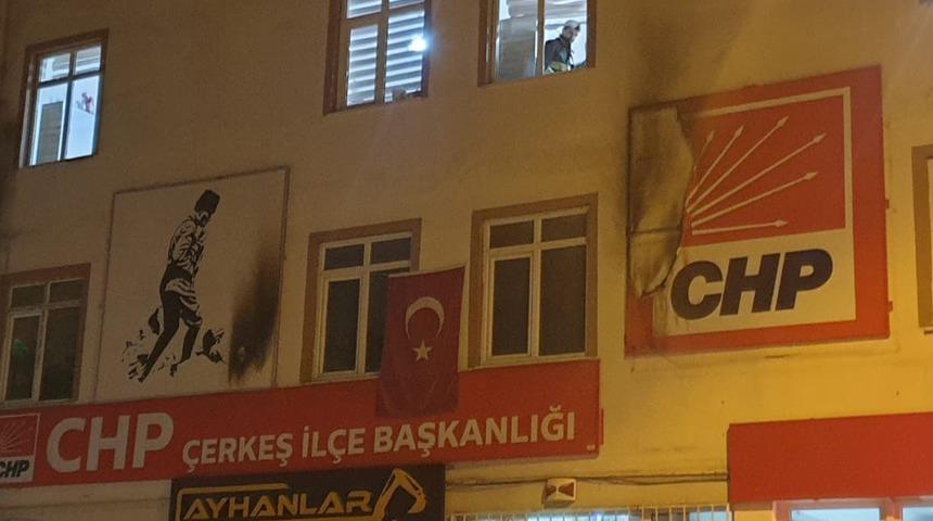 CHP Çerkeş İlçe Başkanlığı binasına yanıcı madde atıldı! Vatandaşlar müdahale etti, Vali Ayaz'dan açıklama