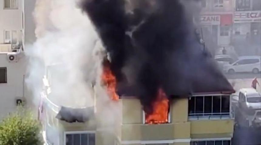 Apartmanda korkutan yangın! Alevler bir anda her yeri sardı