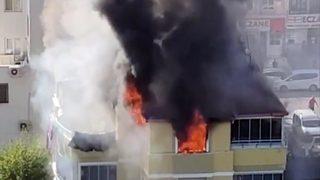Apartmanda korkutan yangın! Alevler bir anda her yeri sardı