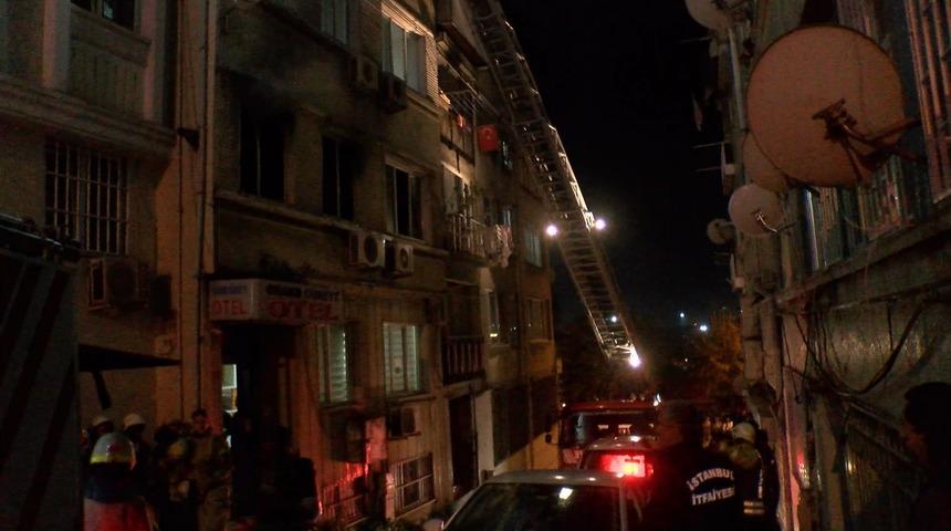 Fatih'teki otelde yangın paniği! Alevler kısa sürede büyüdü, mahsur kalanlar kurtarıldı