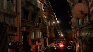 Fatih'teki otelde yangın paniği! Alevler kısa sürede büyüdü, mahsur kalanlar kurtarıldı