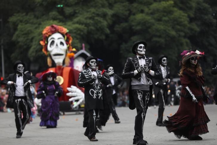 Ölen yakınlarını festivalle anıyorlar! Meksika'da Ölüler Günü geçidine 1 milyondan fazla kişi katıldı G3