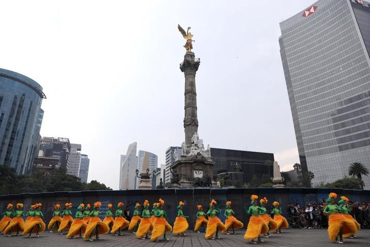 Ölen yakınlarını festivalle anıyorlar! Meksika'da Ölüler Günü geçidine 1 milyondan fazla kişi katıldı G4