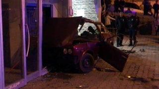 Otomobil iş yerine daldı! Hurdaya dönen araçta sıkıştılar: 1 ölü, 2'si ağır 4 yaralı