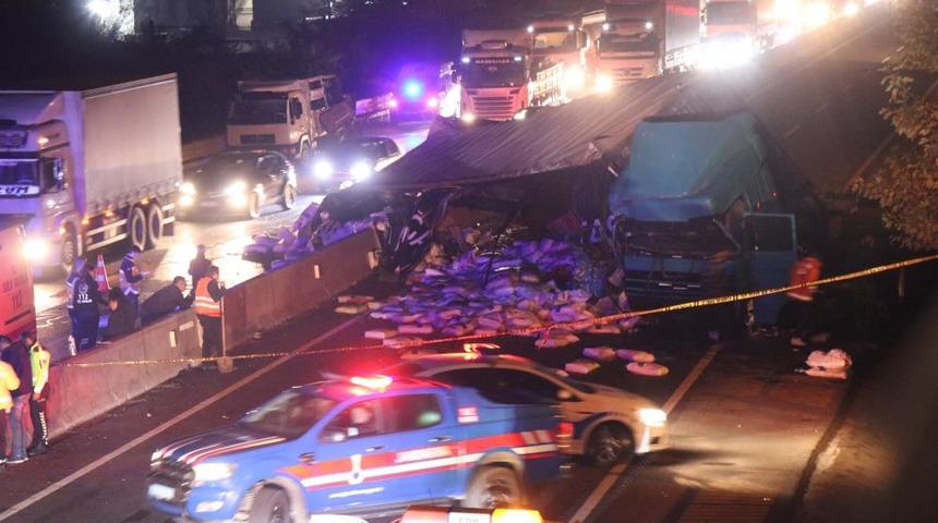 Sakarya'da feci kaza! Kamyona çarpan tır karşı şeride geçti: 1 ölü 1 yaralı