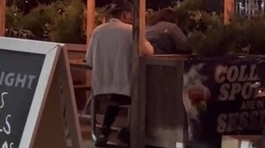 Kalabalık bir restoranın bahçesindeki çardakta ulu orta cinsel ilişkiye girdiler!