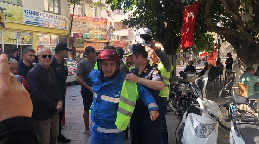 Jandarma ekipleri G&uuml;zel&ccedil;amlı&rsquo;da reflekt&ouml;r dağıttı