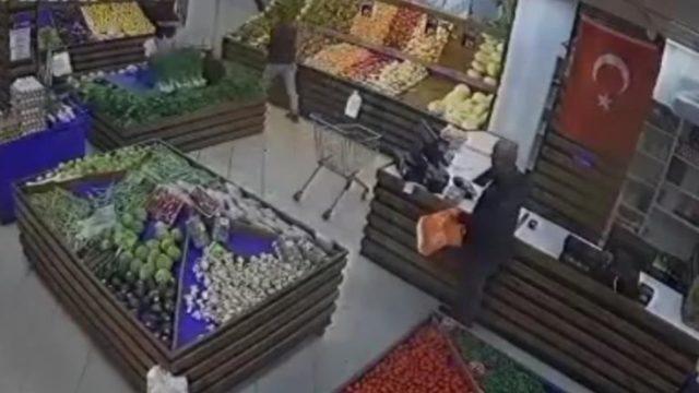 İzmir'de akılalmaz hırsızlık! Bu da oldu... Çalacağı ürünleri market çalışanlarından istedi