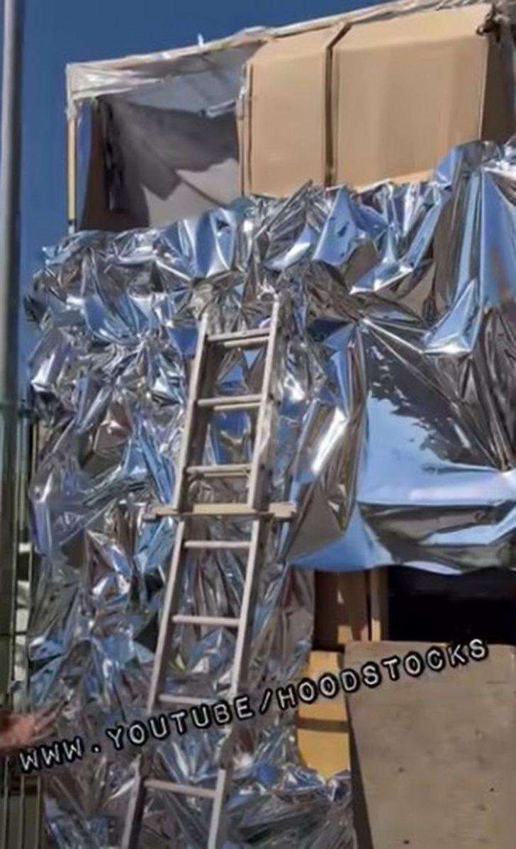 Kaldırımın ortasına kartonlardan iki katlı ev inşa eden adamın mülkü yıkıldı! “Kamp yasalarını ihlal ediyor” G2