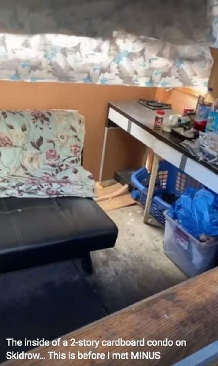 Kaldırımın ortasına kartonlardan iki katlı ev inşa eden adamın mülkü yıkıldı! “Kamp yasalarını ihlal ediyor” G3