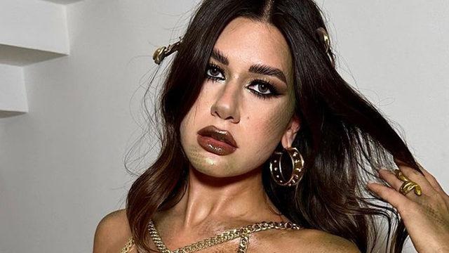 Sibil Çetinkaya'nın Medusa kostümüne yorum yağdı! Göğüs ucunu bakın nasıl kapattı