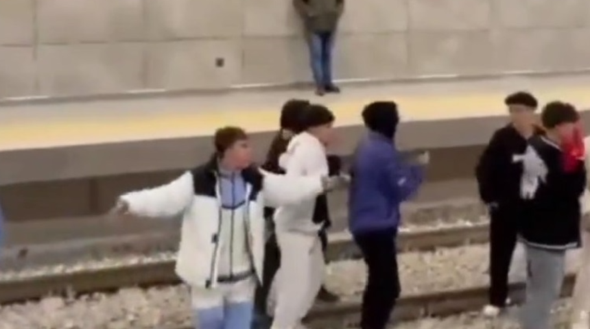 Bursa metrosunda pes dedirten anlar! Gençlerden küfür dolu şok hareket