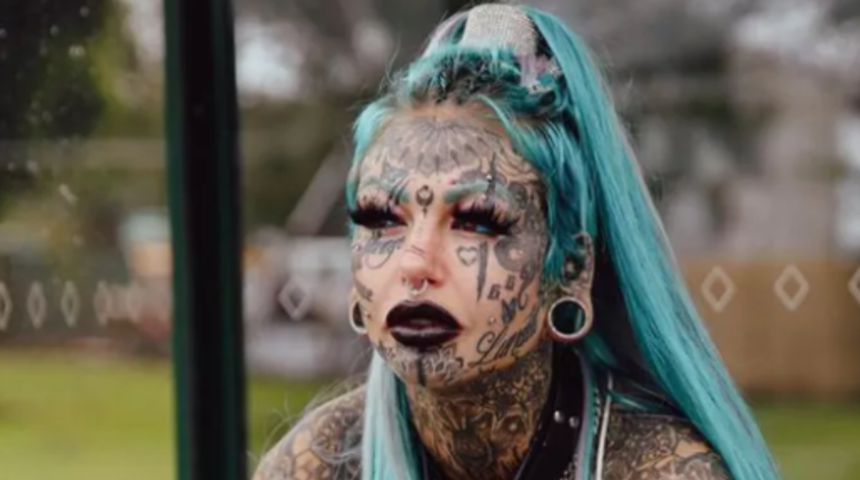  Vücudunda boş yer yok! Dövme modeli Amber Luke çırılçıplak paylaşımıyla sosyal medyayı salladı