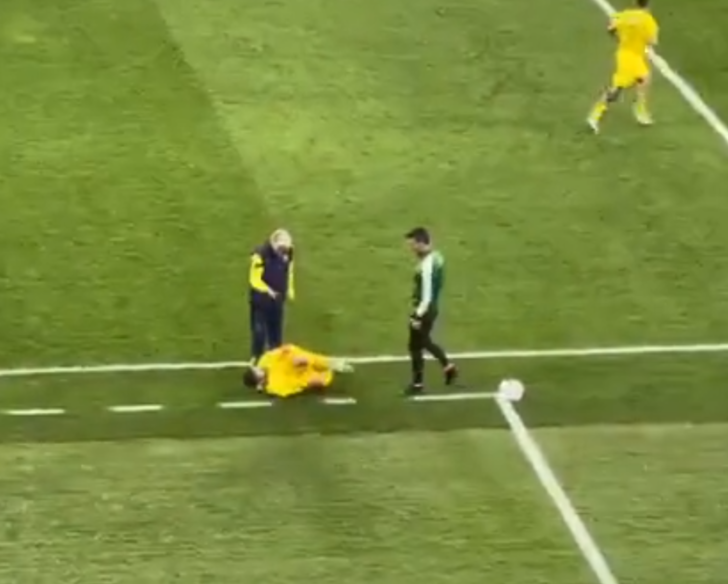 Ekranlara yansımamıştı! Jesus yerde yatan İstanbulsporlu oyuncuya önce tepki gösterdi, sonra başını okşadı G5