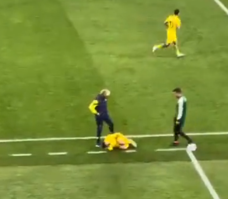 Ekranlara yansımamıştı! Jesus yerde yatan İstanbulsporlu oyuncuya önce tepki gösterdi, sonra başını okşadı G4