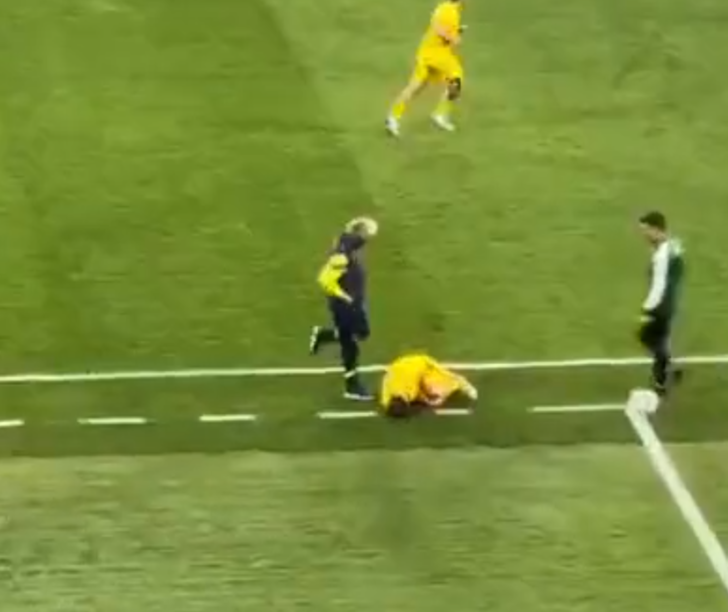 Ekranlara yansımamıştı! Jesus yerde yatan İstanbulsporlu oyuncuya önce tepki gösterdi, sonra başını okşadı G3