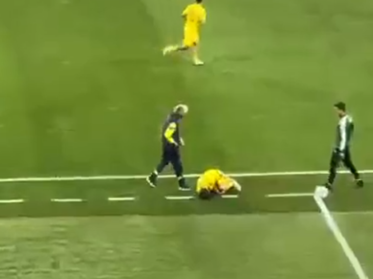 Ekranlara yansımamıştı! Jesus yerde yatan İstanbulsporlu oyuncuya önce tepki gösterdi, sonra başını okşadı G2