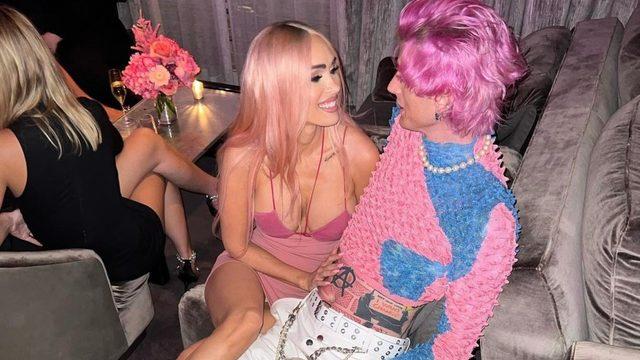 Machine Gun Kelly'nin Megan Fox'un göğsünden uyuşturucu içtiği video tartışma yarattı!