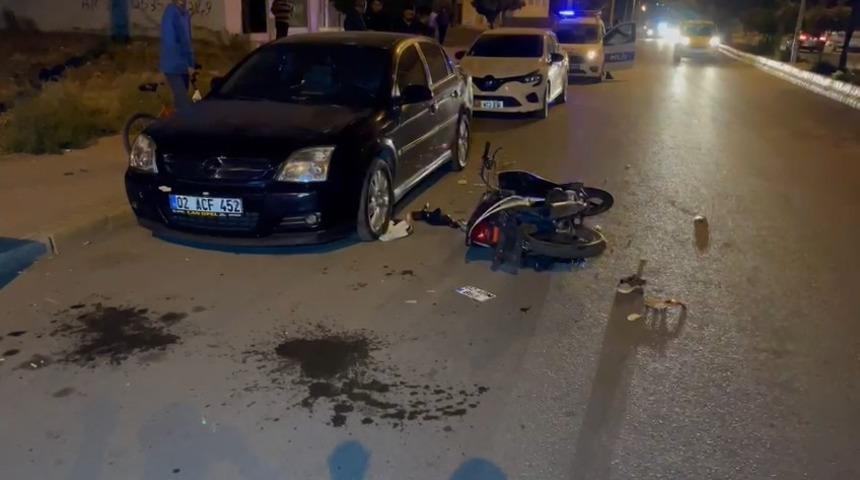 Motosiklet park halindeki otomobile &ccedil;arptı: 2 yaralı