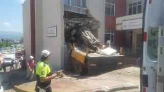 Kocaeli'nde sağlık ocağına vinç girdi