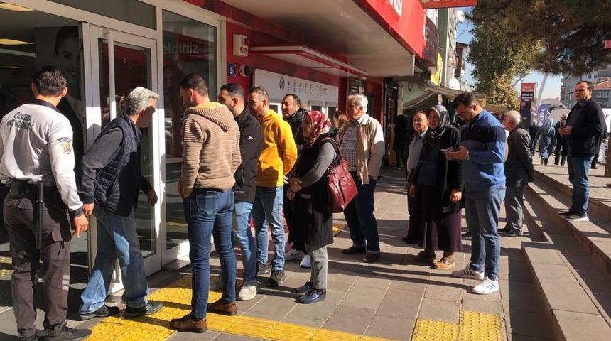  TOKİ İlk Evim İlk İş Yerim başvurusu için son gün! Vatandaşlar bankalara akın etti