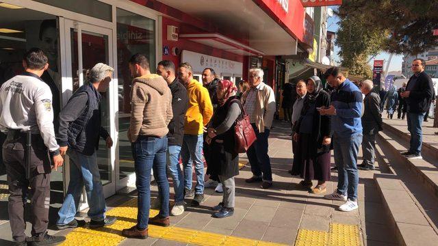  TOKİ İlk Evim İlk İş Yerim başvurusu için son gün! Vatandaşlar bankalara akın etti