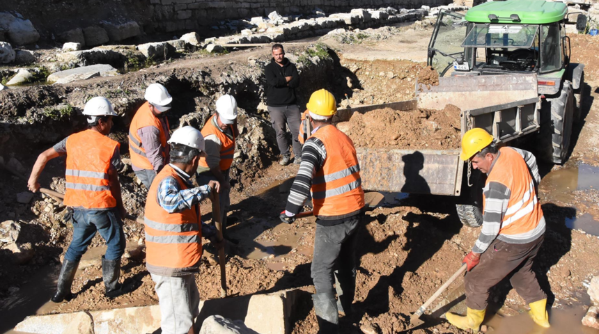 2 bin yıllık heykel par&ccedil;aları g&uuml;n y&uuml;z&uuml;ne &ccedil;ıkarıldı! 'Erkek başının y&uuml;ksekliği 46 santimetre, kimliği tespit edilemedi'