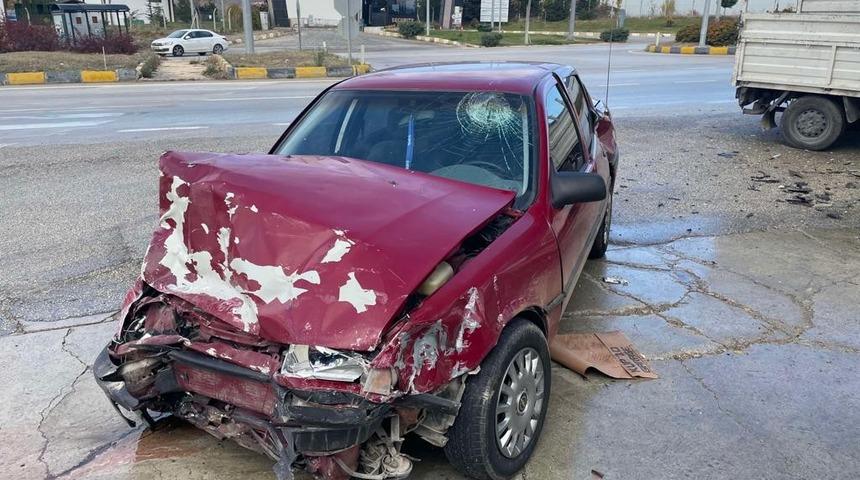 Kamyonet ile otomobil &ccedil;arpıştı: 1 yaralı