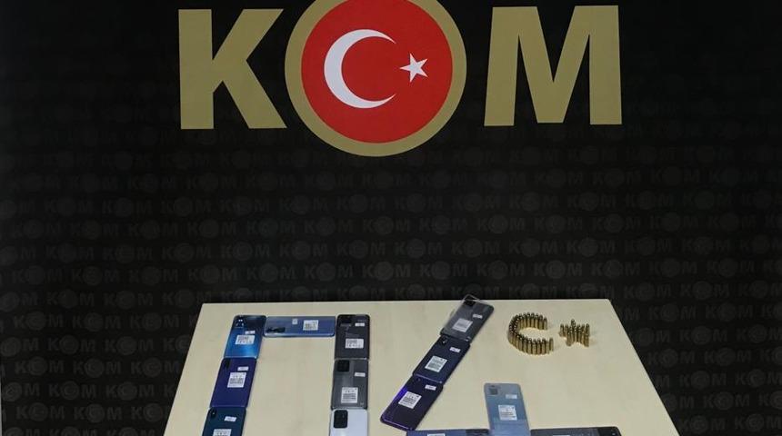 Ağrı'da g&uuml;mr&uuml;k ka&ccedil;ağı 30 cep telefonu ele ge&ccedil;irildi