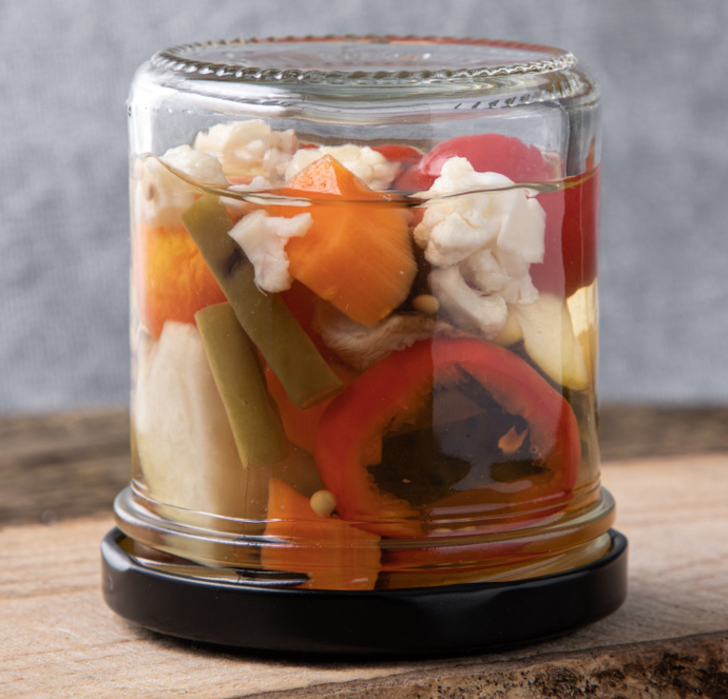 Salamura sebzeleri ters çevirerek saklayın