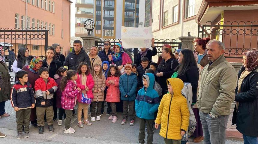 Niğde&rsquo;de veliler &ouml;ğretmen i&ccedil;in eylem yaptı