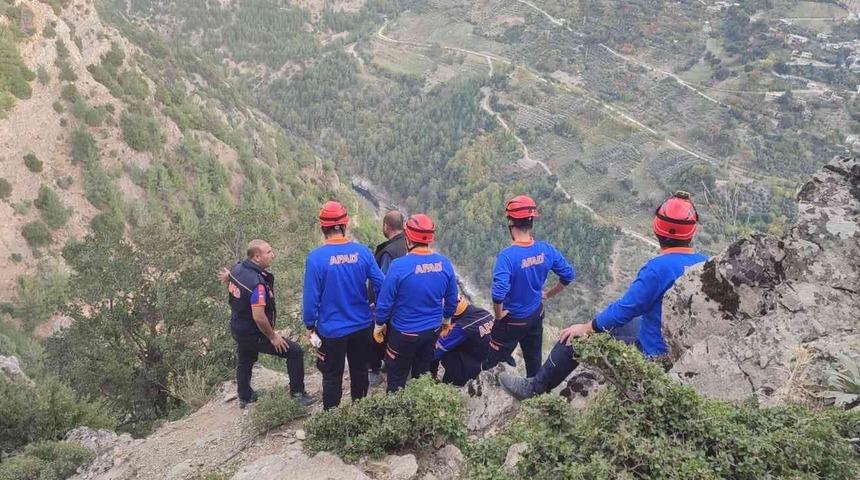 Zeytin toplarken u&ccedil;uruma yuvarlanan yaşlı adam hayatını kaybetti