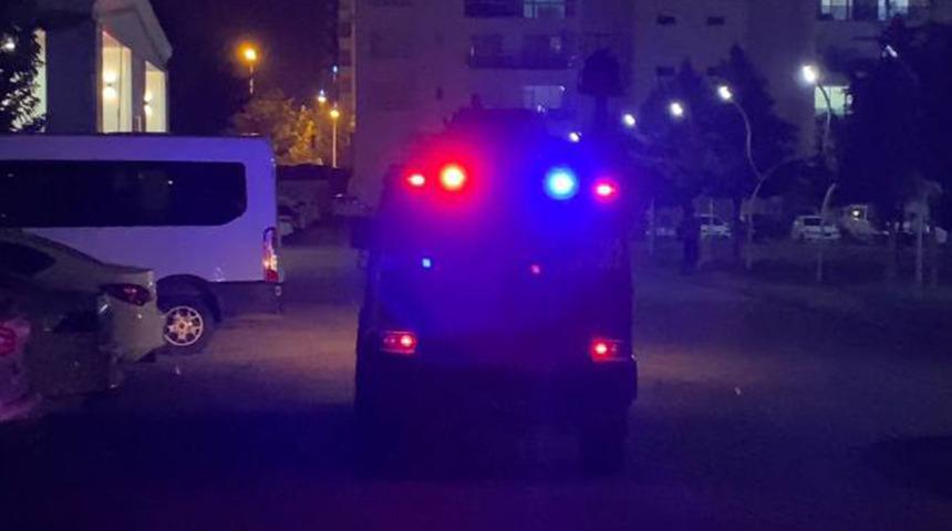 3 aylık yeğenini bıçakla rehin aldı! Polisler ikna etti...