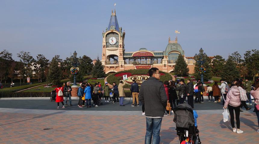 Kapılar bir anda kapatıldı! Çin'deki Disneyland parkında çok sayıda kişi mahsur kaldı